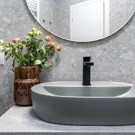 Superb 2br Flat - Location - 2 Baths